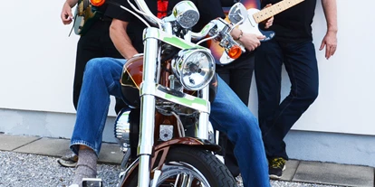 Hochzeitsmusik - Einstudieren von Wunschsongs - Steiermark - Bei Bikertreffen geht mit uns die Post ab. Rock und Blues. - moving LEGACY