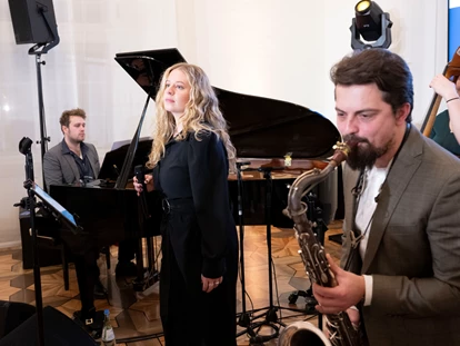 Hochzeitsmusik - Musikrichtungen: Hits von Heute - Karlsruhe - Empfang der Ministerpräsidentin von Rheinland-Pfalz 2024 in Mainz. Als "Jazzpresso" in kleiner Besetzung: Gesang, Saxophon, Kontrabass, Piano - Photo by Peter Pulkowski - JazzCafé - Premium - Pop meets Jazz!