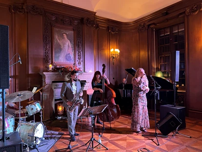 Hochzeitsmusik - Musikrichtungen: Hits von Heute - Karlsruhe - Hochzeit im Schloss mit JazzCafé - Premium in Mettlach im Saarland - JazzCafé - Premium - Pop meets Jazz!