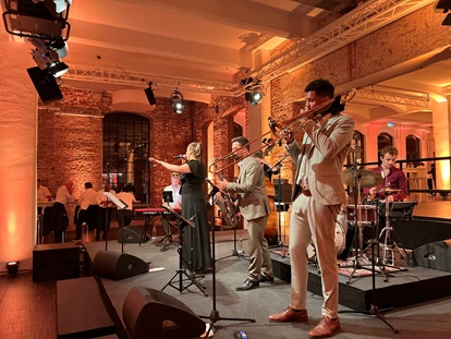 Hochzeitsmusik - Musikrichtungen: Hits von Heute - Karlsruhe - Swingband JazzCafé bei einem Messeevent in Frankfurt am Main - JazzCafé - Premium - Pop meets Jazz!
