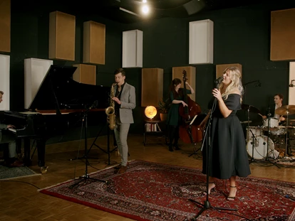Hochzeitsmusik - Musikrichtungen: Hits von Heute - Karlsruhe - JazzCafé - Premium 5er Besetung, Sängerin, Saxophon, Piano, Kontrabass, Schlagzeug - JazzCafé - Premium - Pop meets Jazz!