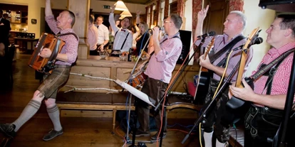 Hochzeitsmusik - Musikrichtungen: Hits von Heute - Weekend beim zünftigem Brautverzug - Weekend