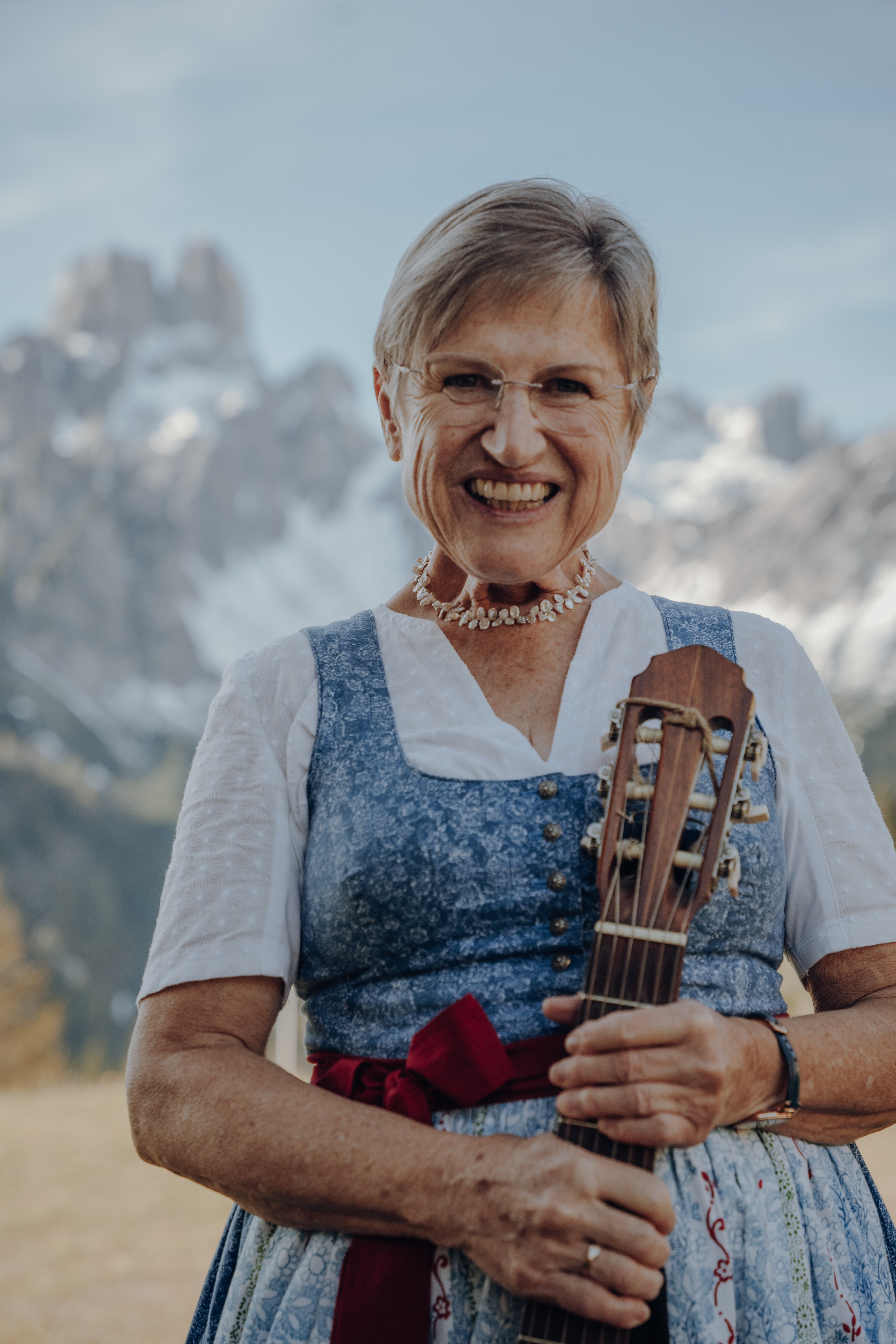 Hochzeitsband: Gitarristin vor Bergkulisse - Filzmooser Saitenkreis
