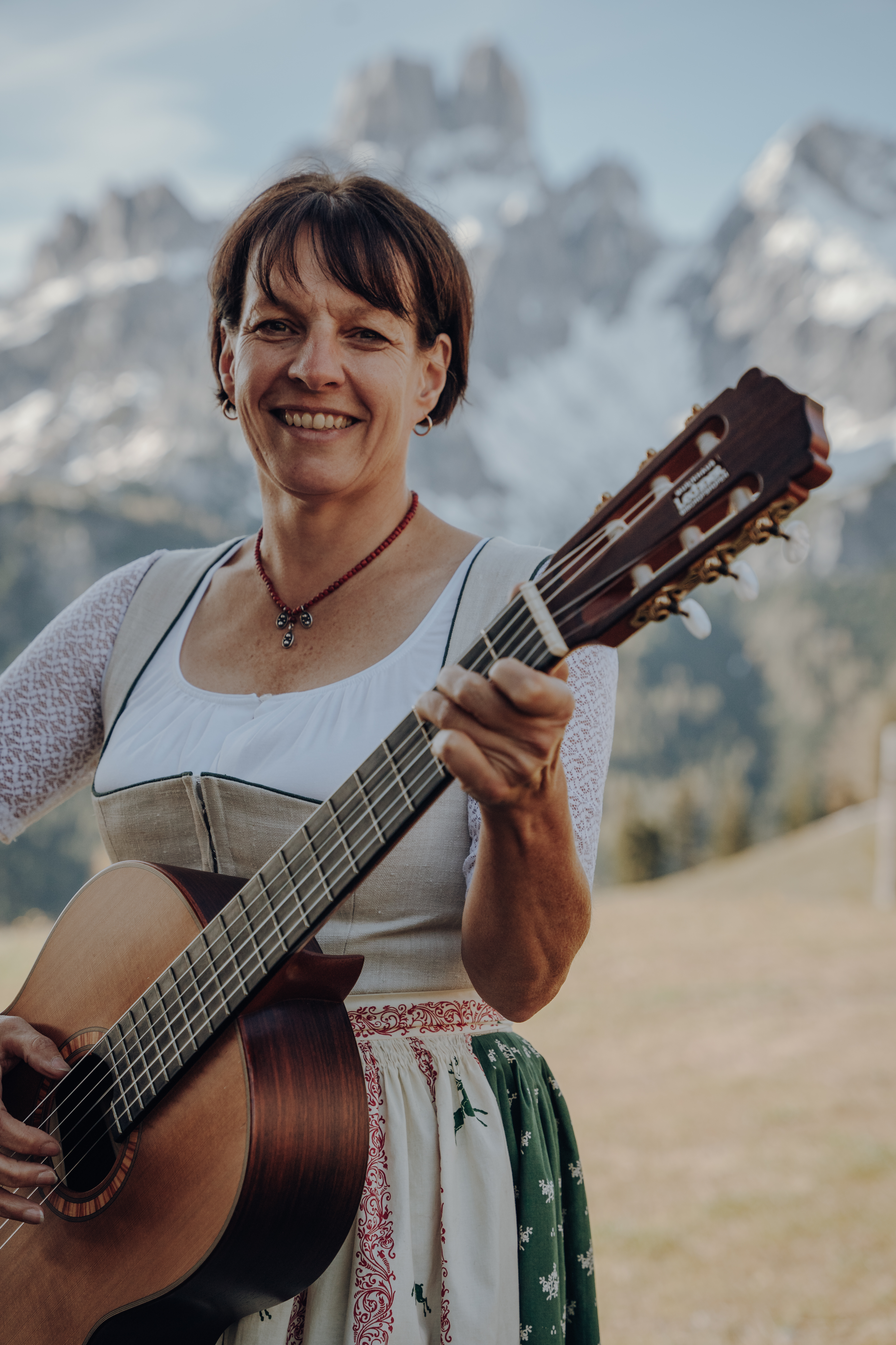 Hochzeitsband: Gitarristin vor Bergkulisse - Filzmooser Saitenkreis