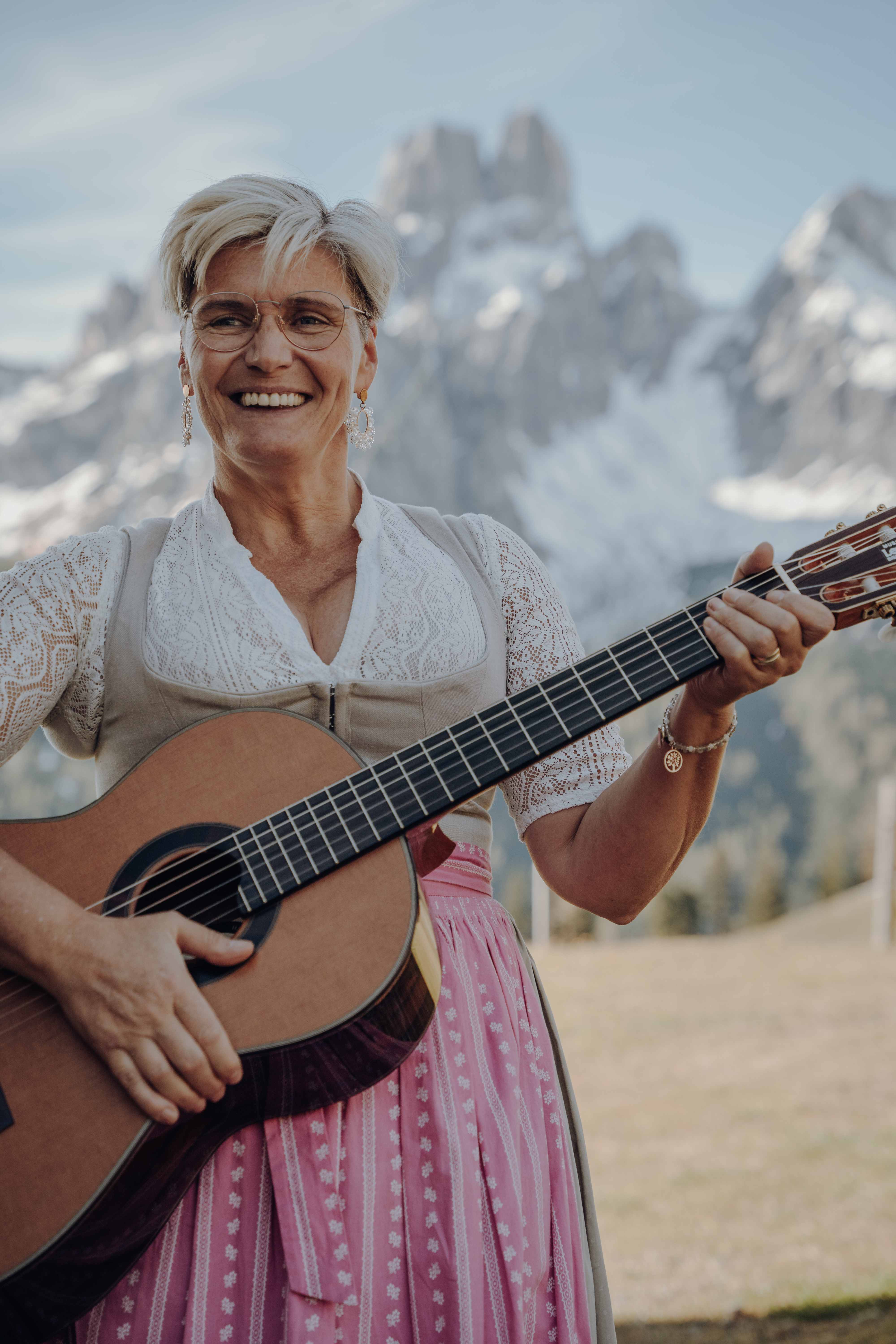 Hochzeitsband: Gitarristin vor Bergkulisse - Filzmooser Saitenkreis