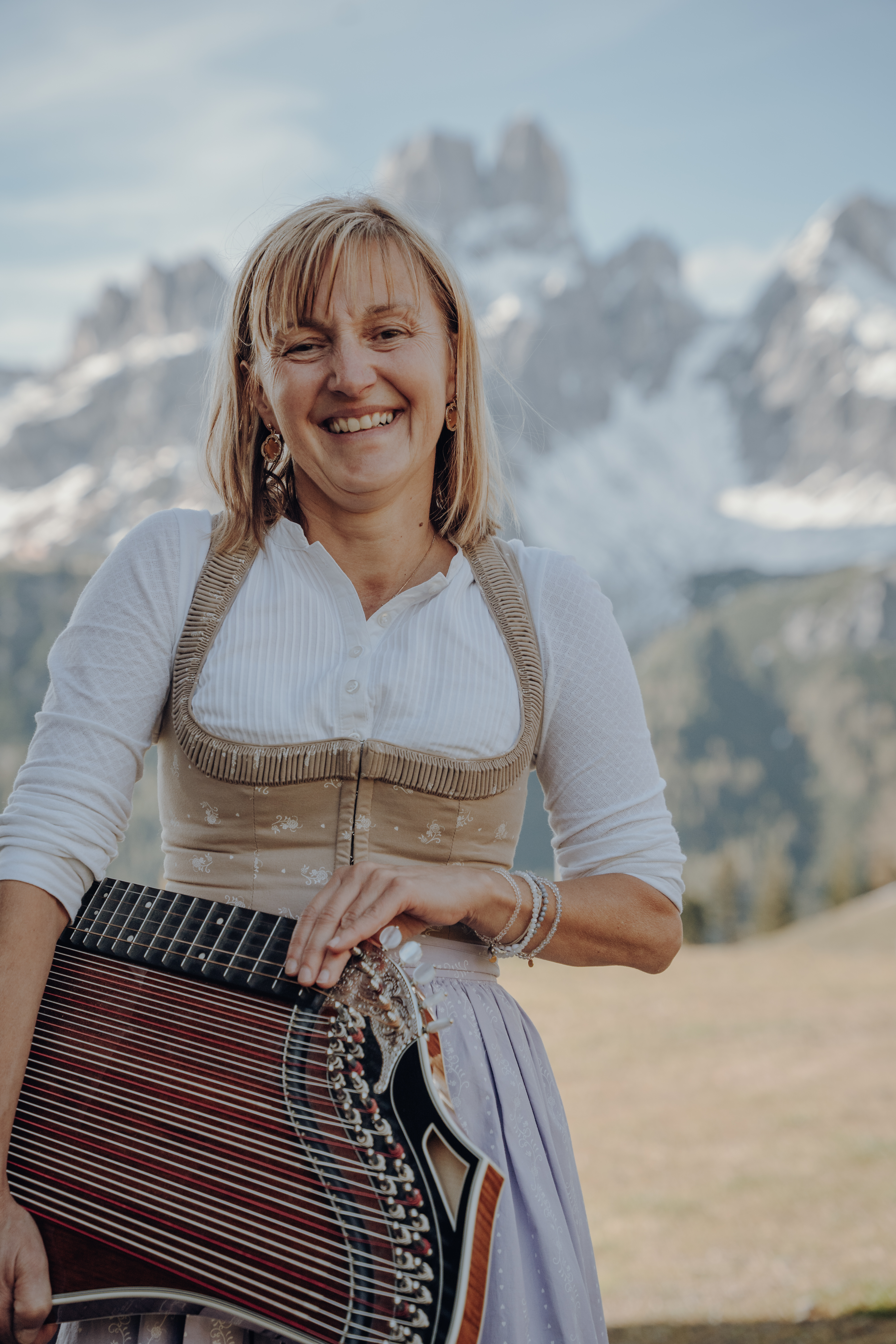 Hochzeitsband: Zither-Spielerin vor Bergkulisse - Filzmooser Saitenkreis