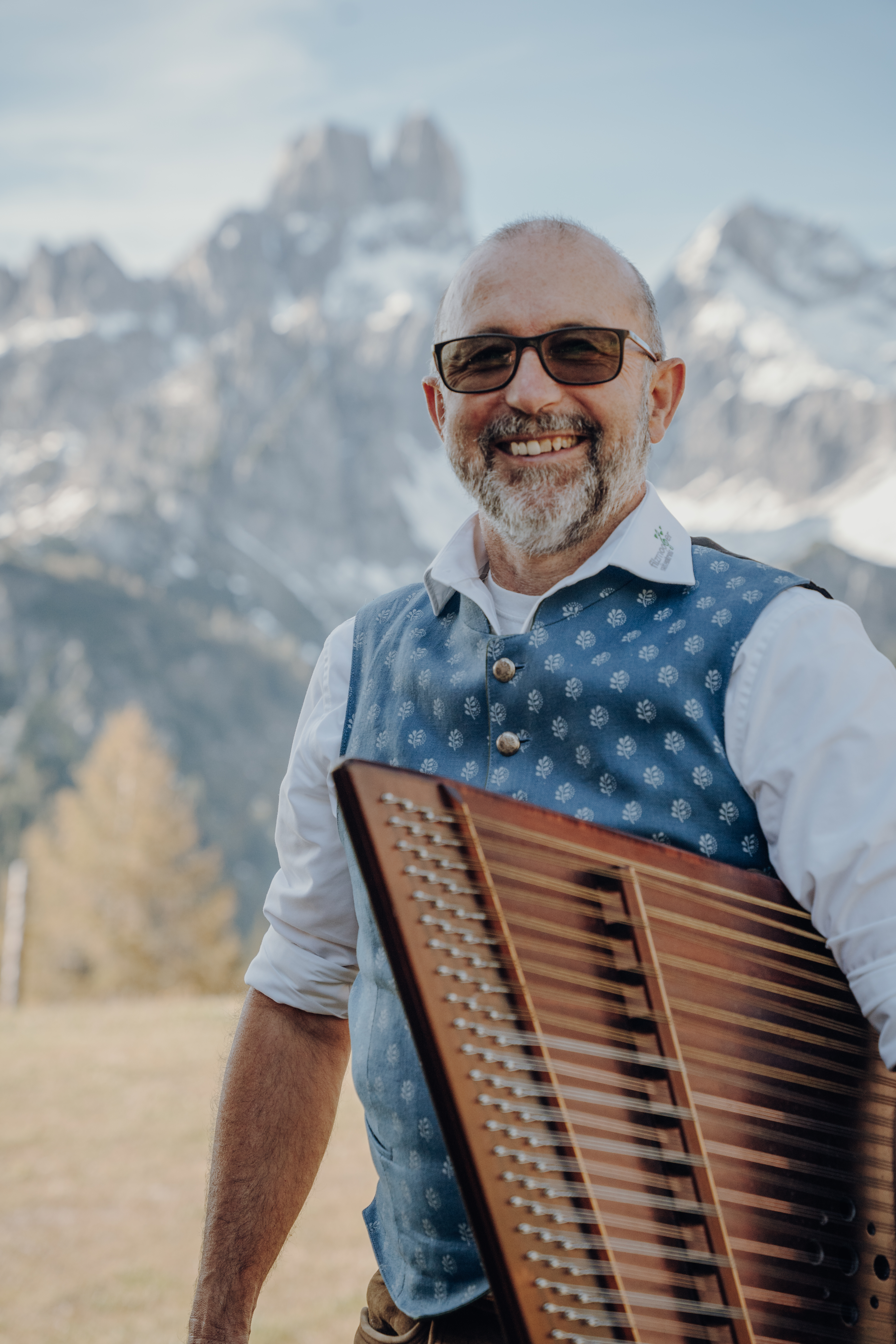 Hochzeitsband: Hackbrett-Spieler vor Bergkulisse - Filzmooser Saitenkreis
