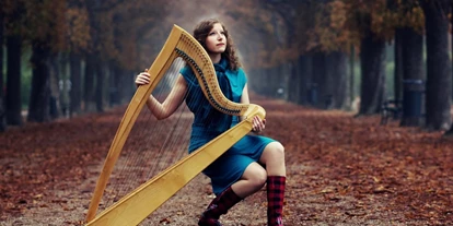 Hochzeitsmusik - PLZ 7011 (Österreich) - Veronika with her small harp - Your Event Harpist - Veronika Villanyi