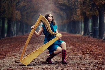 Hochzeitsband: Veronika with her small harp - Your Event Harpist - Veronika Villanyi