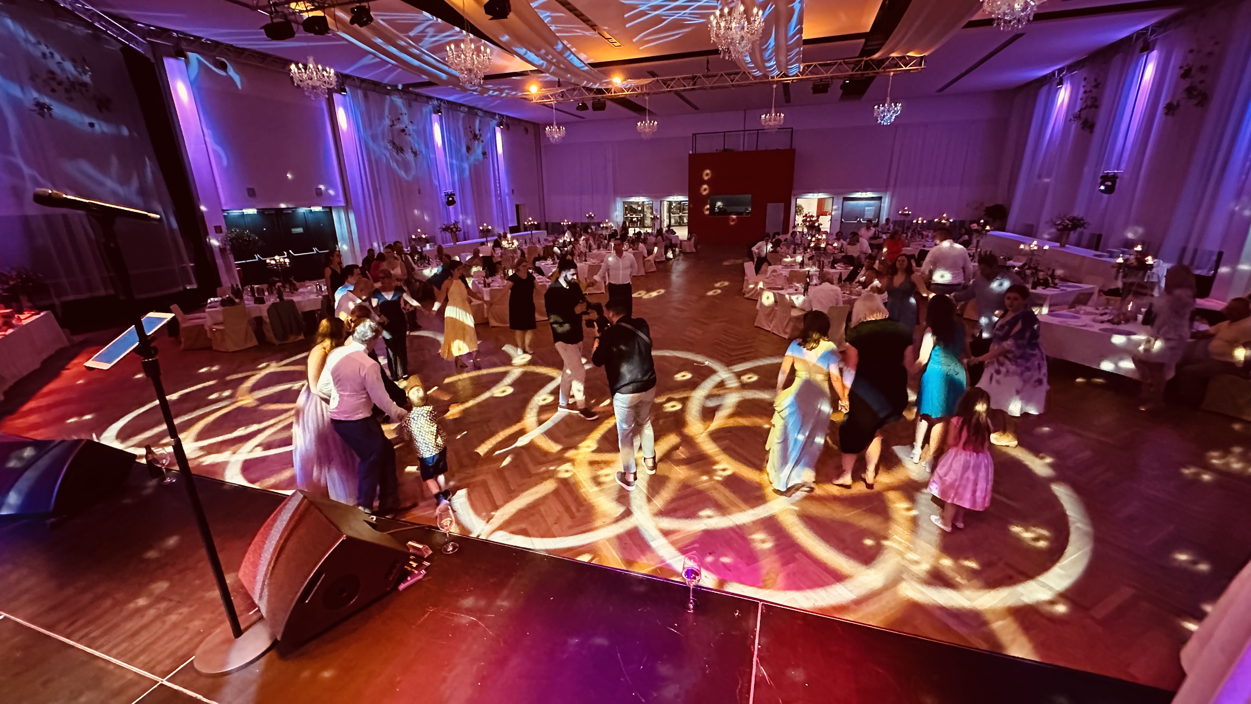 Hochzeitsband: The Jetset Society live auf der Bühne – flexible Premium-Hochzeitsband und Eventband aus Wien für Hochzeiten, Bälle, Firmenfeiern und Galas. - The Jetset Society