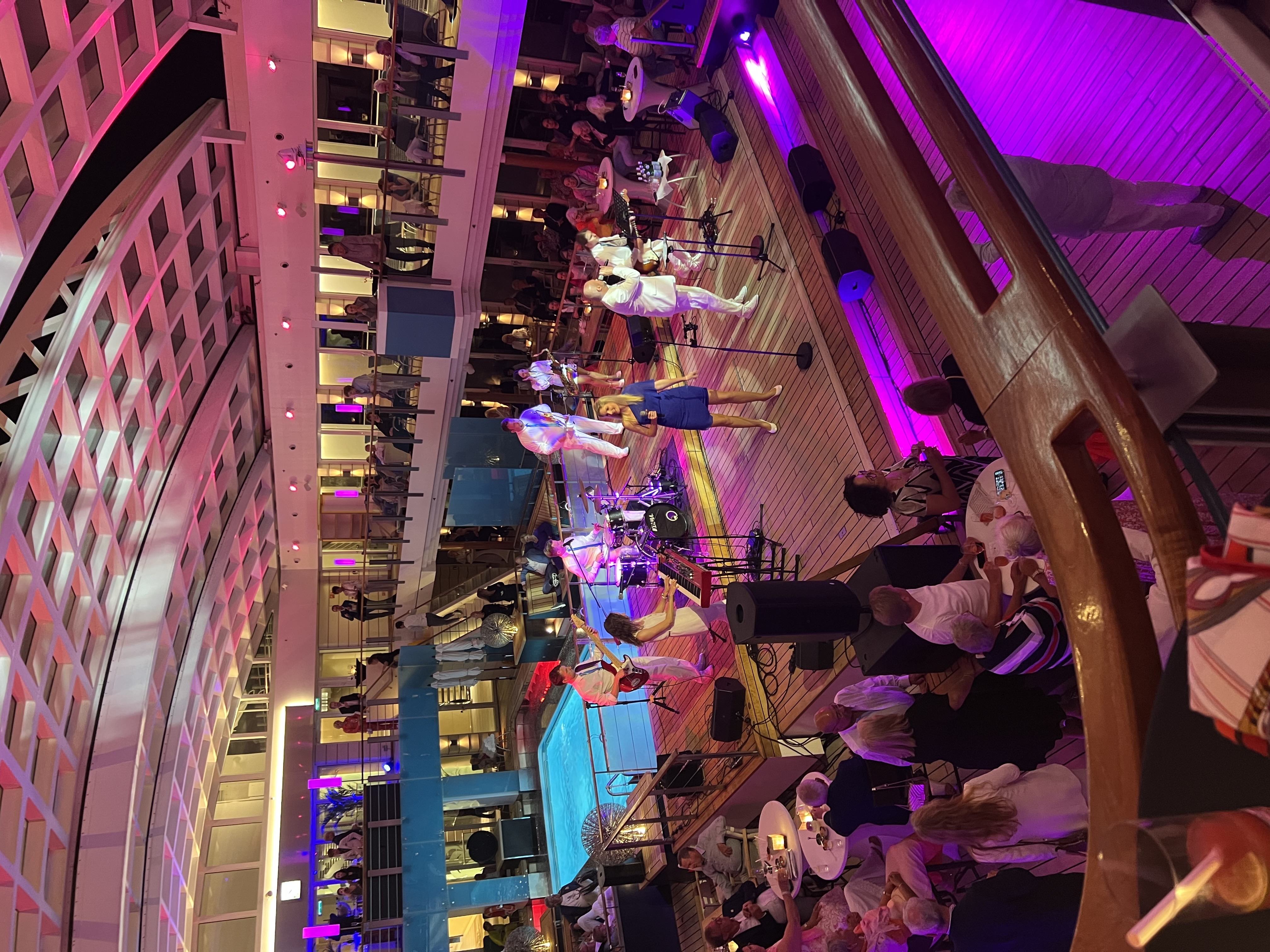 Hochzeitsband: The Jetset Society live auf der Bühne – flexible Premium-Hochzeitsband und Eventband aus Wien für Hochzeiten, Bälle, Firmenfeiern und Galas. - The Jetset Society