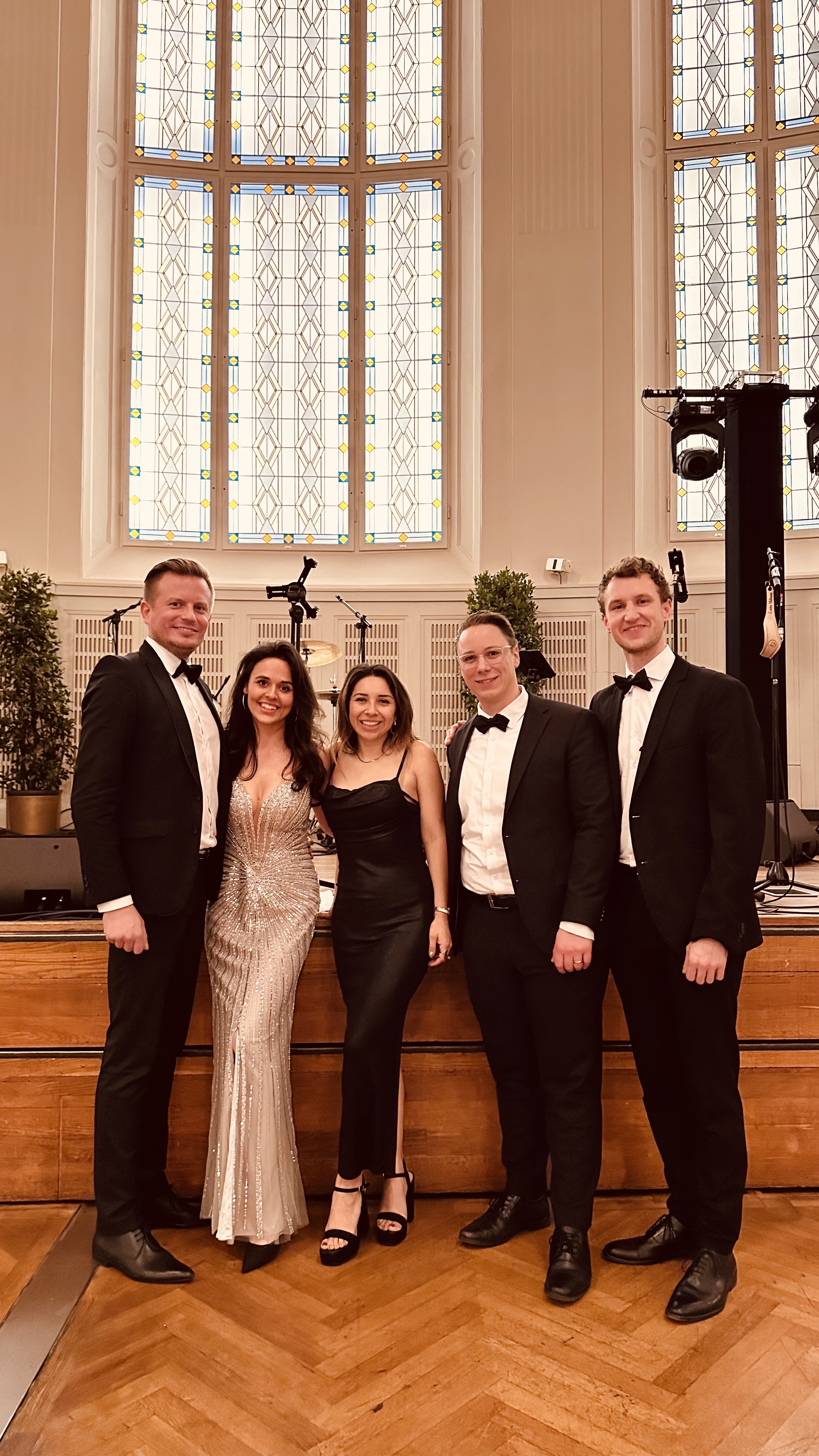 Hochzeitsband: The Jetset Society live auf der Bühne – flexible Premium-Hochzeitsband und Eventband aus Wien für Hochzeiten, Bälle, Firmenfeiern und Galas. - The Jetset Society