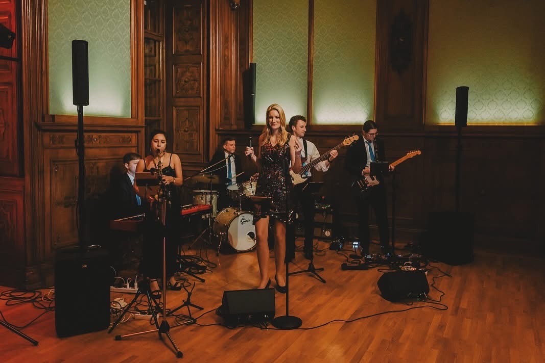 Hochzeitsband: The Jetset Society live auf der Bühne – flexible Premium-Hochzeitsband und Eventband aus Wien für Hochzeiten, Bälle, Firmenfeiern und Galas. - The Jetset Society