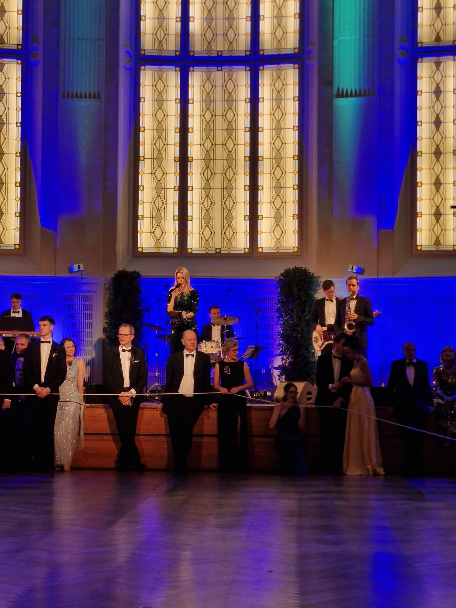 Hochzeitsband: The Jetset Society live auf der Bühne – flexible Premium-Hochzeitsband und Eventband aus Wien für Hochzeiten, Bälle, Firmenfeiern und Galas. - The Jetset Society