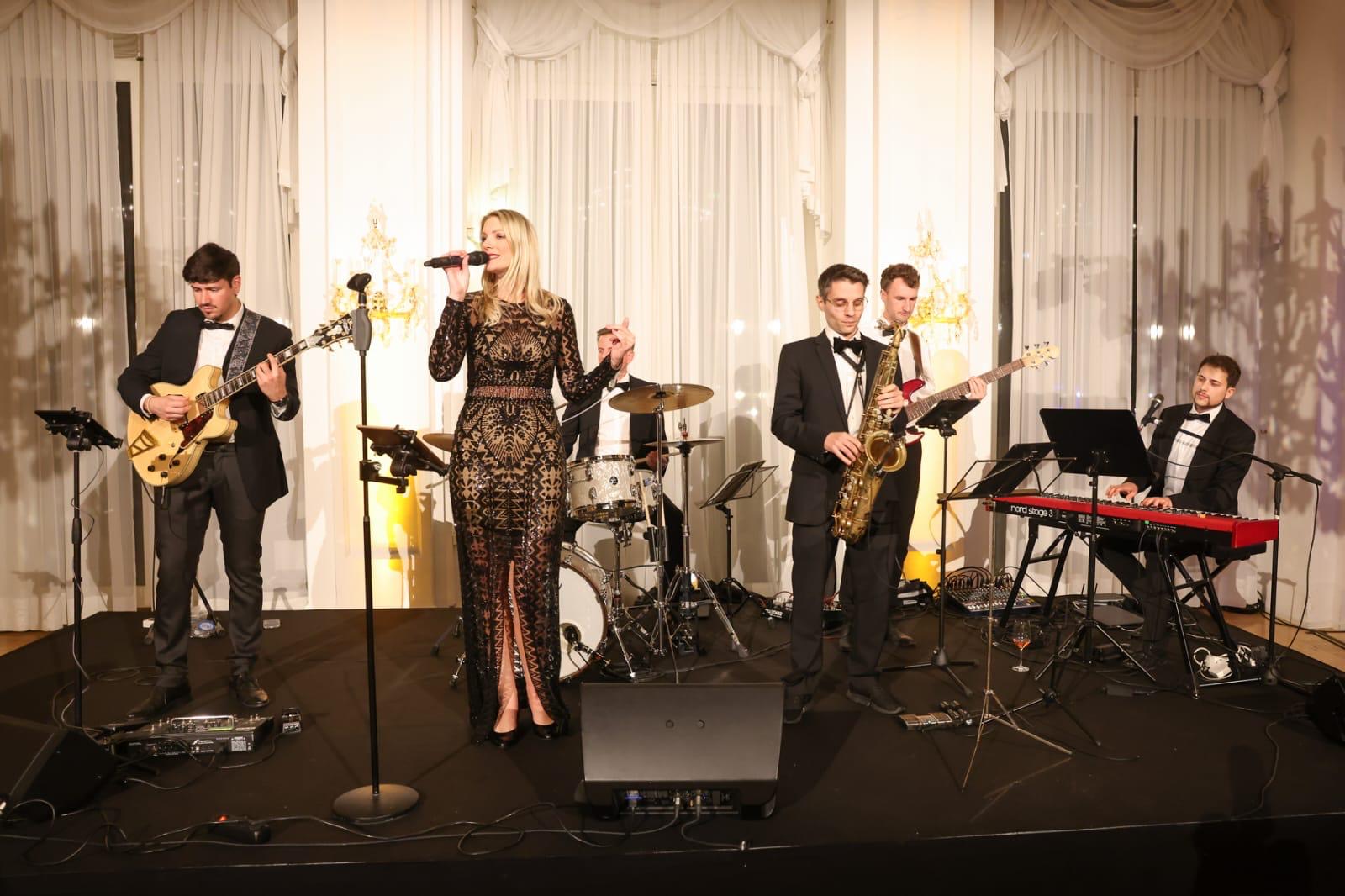 Hochzeitsband: The Jetset Society live auf der Bühne – flexible Premium-Hochzeitsband und Eventband aus Wien für Hochzeiten, Bälle, Firmenfeiern und Galas. - The Jetset Society
