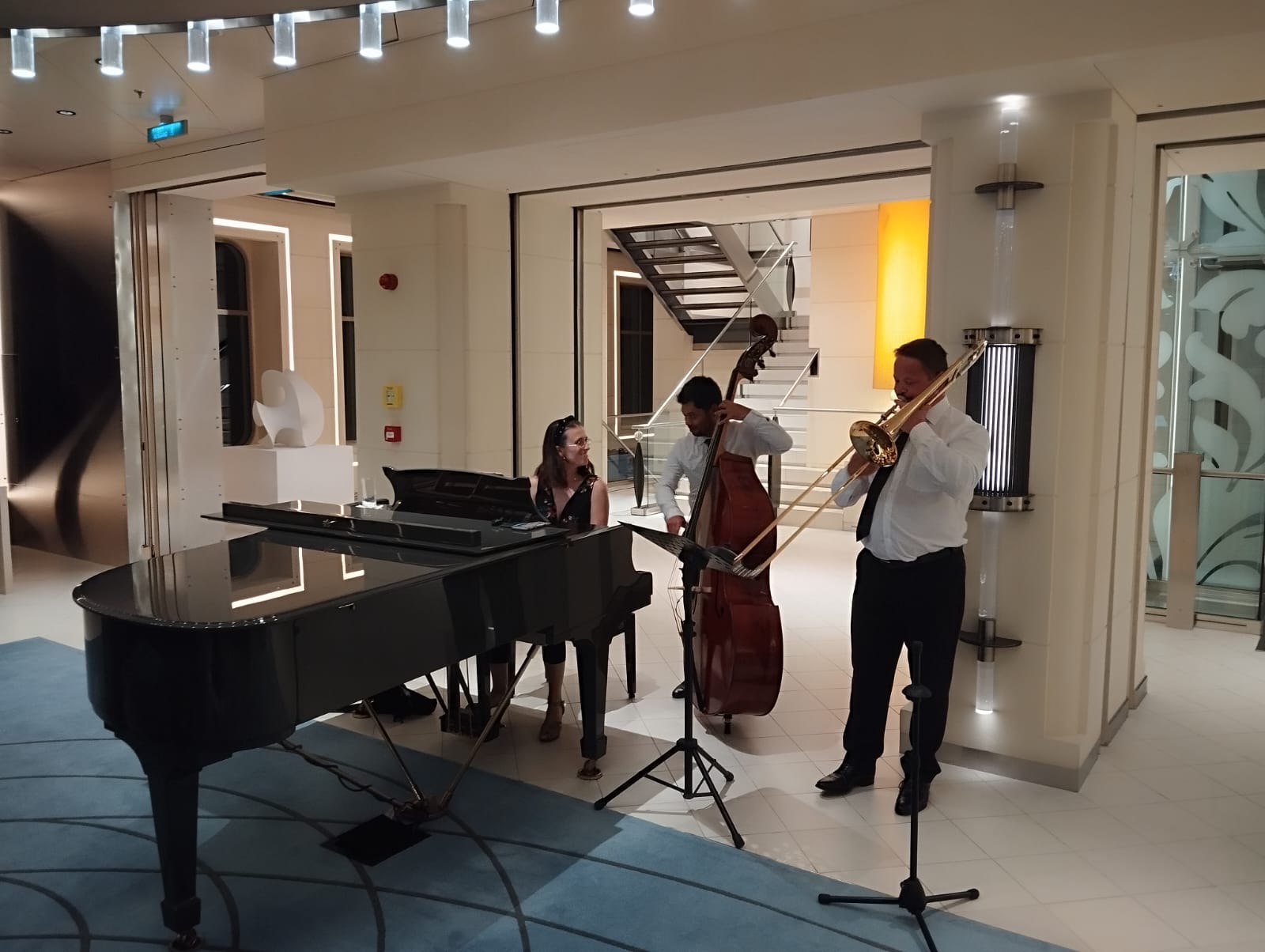 Hochzeitsband: The Jetset Society live auf der Bühne – flexible Premium-Hochzeitsband und Eventband aus Wien für Hochzeiten, Bälle, Firmenfeiern und Galas. - The Jetset Society