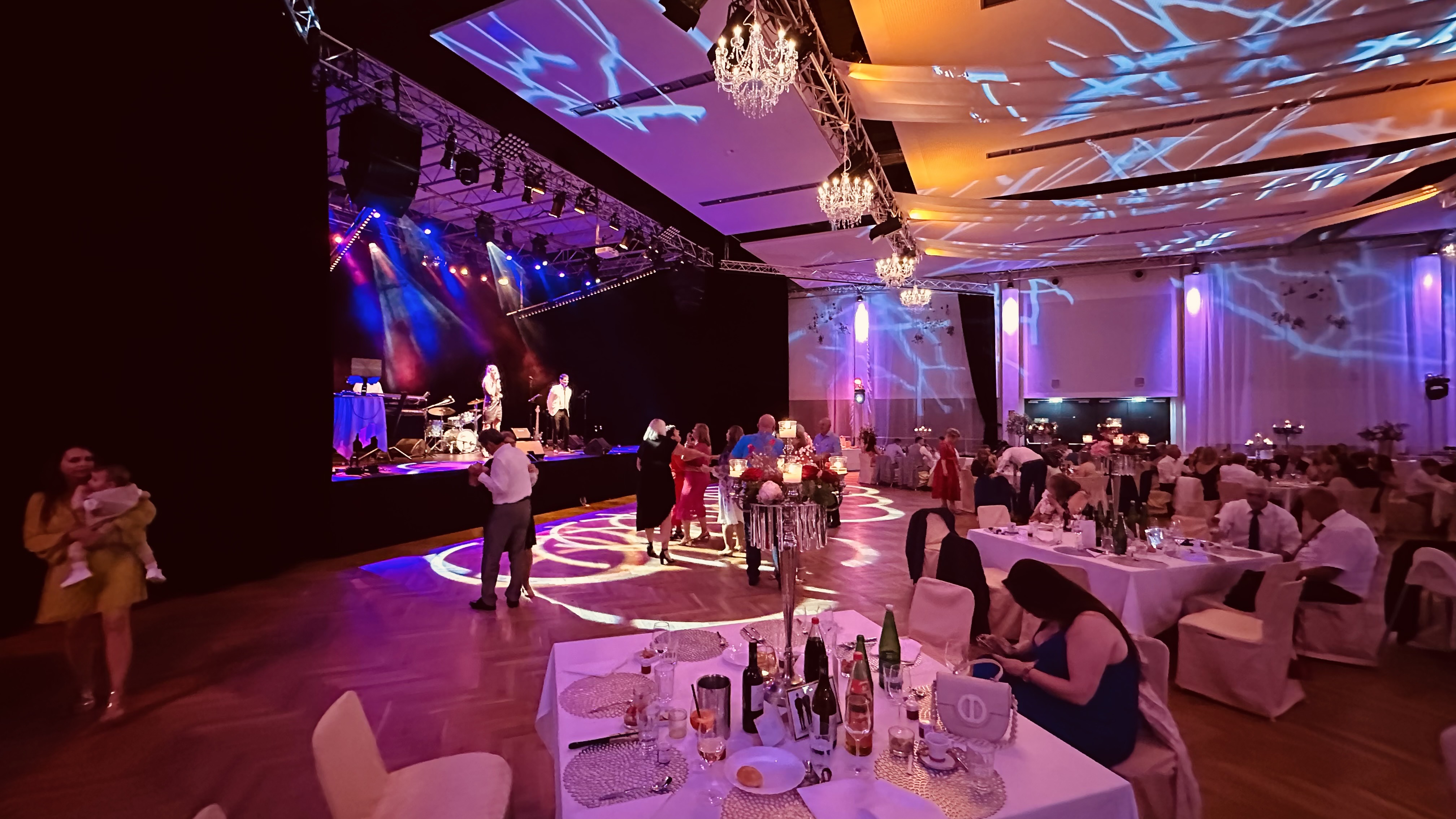 Hochzeitsband: The Jetset Society live auf der Bühne – flexible Premium-Hochzeitsband und Eventband aus Wien für Hochzeiten, Bälle, Firmenfeiern und Galas. - The Jetset Society