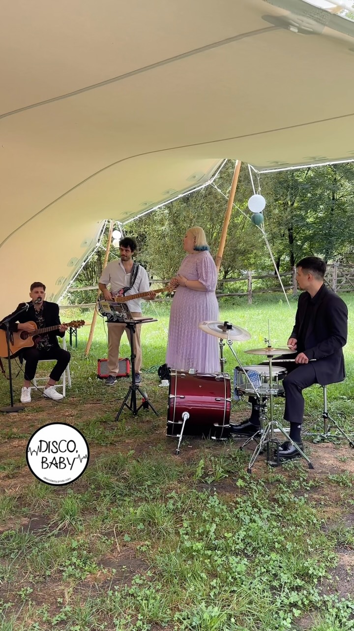 Hochzeitsband: Disco, Baby! begleitet eine Hochzeit im Freien in akustischer Besetzung. - Disco, Baby!