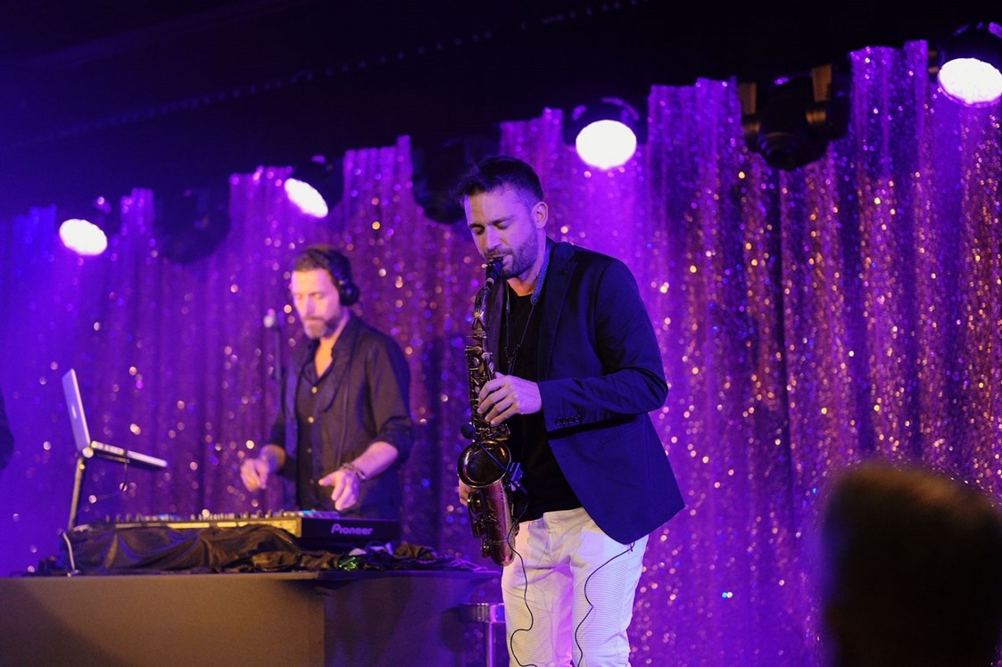 Hochzeitsband: DJ mit Saxophon auf AIDA Cruises - Live Event Music - Saxophon, DJ & Percussion
