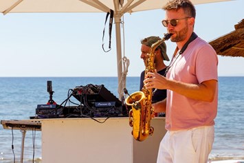 Hochzeitsband: Dj und Saxophon zum Sonnenuntergang am Strand mit Lounge Music - Live Event Music - Saxophon, DJ & Percussion