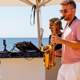 Hochzeitsband: Dj und Saxophon zum Sonnenuntergang am Strand mit Lounge Music - Live Event Music - Saxophon, DJ & Percussion