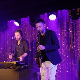 Hochzeitsband: DJ mit Saxophon auf AIDA Cruises - Live Event Music - Saxophon plus DJ und Percussion