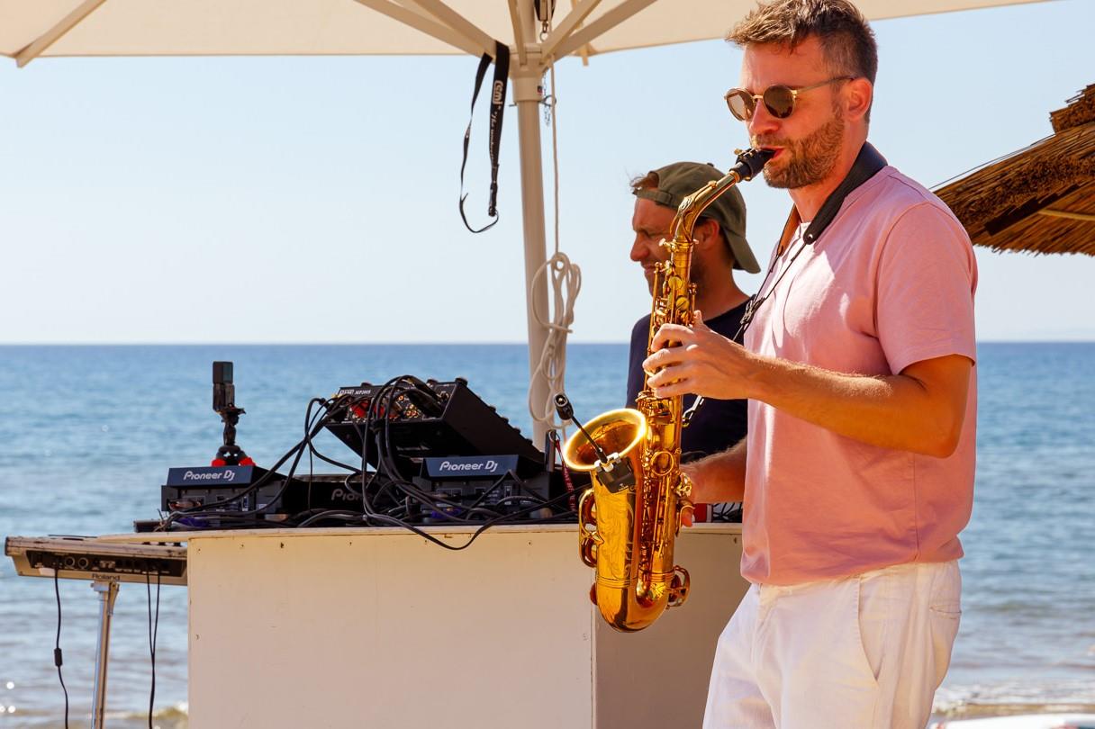 Hochzeitsband: Dj und Saxophon zum Sonnenuntergang am Strand mit Lounge Music - Live Event Music - Saxophon plus DJ und Percussion