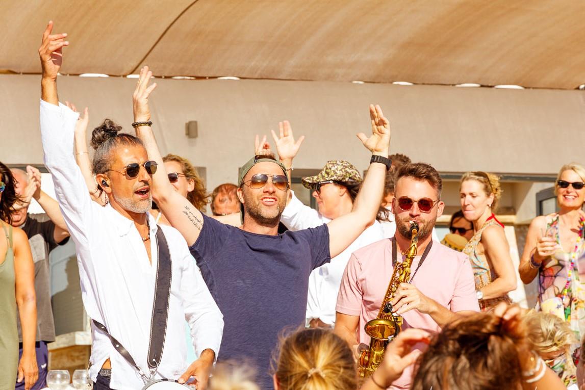 Hochzeitsmusik - geeignet für: Showeinlage - Deutschland - Party am Strand mit Live Event Music: DJ, Saxophon & Percussion - Live Event Music - Saxophon plus DJ und Percussion