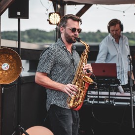 Hochzeitsband: Saxophonist Konstantin aus Köln mit DJ - Live Event Music - Saxophon plus DJ und Percussion