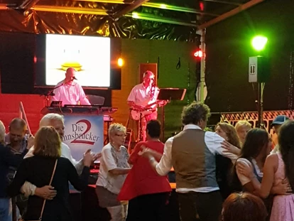 Hochzeitsmusik - Musikrichtungen: 70er - Innsbruck - Mit Top-Stimmung "rockten" wir das Wiltener Oktoberfest 2019 (Innsbrucker Innenstadt) - DIE 2 INNSBRUCKER - Das versierte Tanzmusikduo aus Tirol - perfekte Musik von den 60ern bis heute