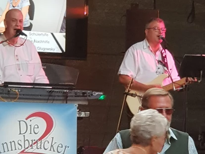 Hochzeitsmusik - Musikrichtungen: 70er - Innsbruck - Ob des Nächtens oder bei Sonnenschein, wo DIE 2 INNSBRUCKER aufspielen, bleibt die Stimmung nicht klein! :-) - DIE 2 INNSBRUCKER - Das versierte Tanzmusikduo aus Tirol - perfekte Musik von den 60ern bis heute