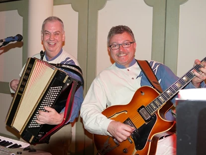 Hochzeitsmusik - Musikrichtungen: 70er - Innsbruck - Hochzeit im Reschenhof in Mils bei Hall - DIE 2 INNSBRUCKER - Das versierte Tanzmusikduo aus Tirol - perfekte Musik von den 60ern bis heute