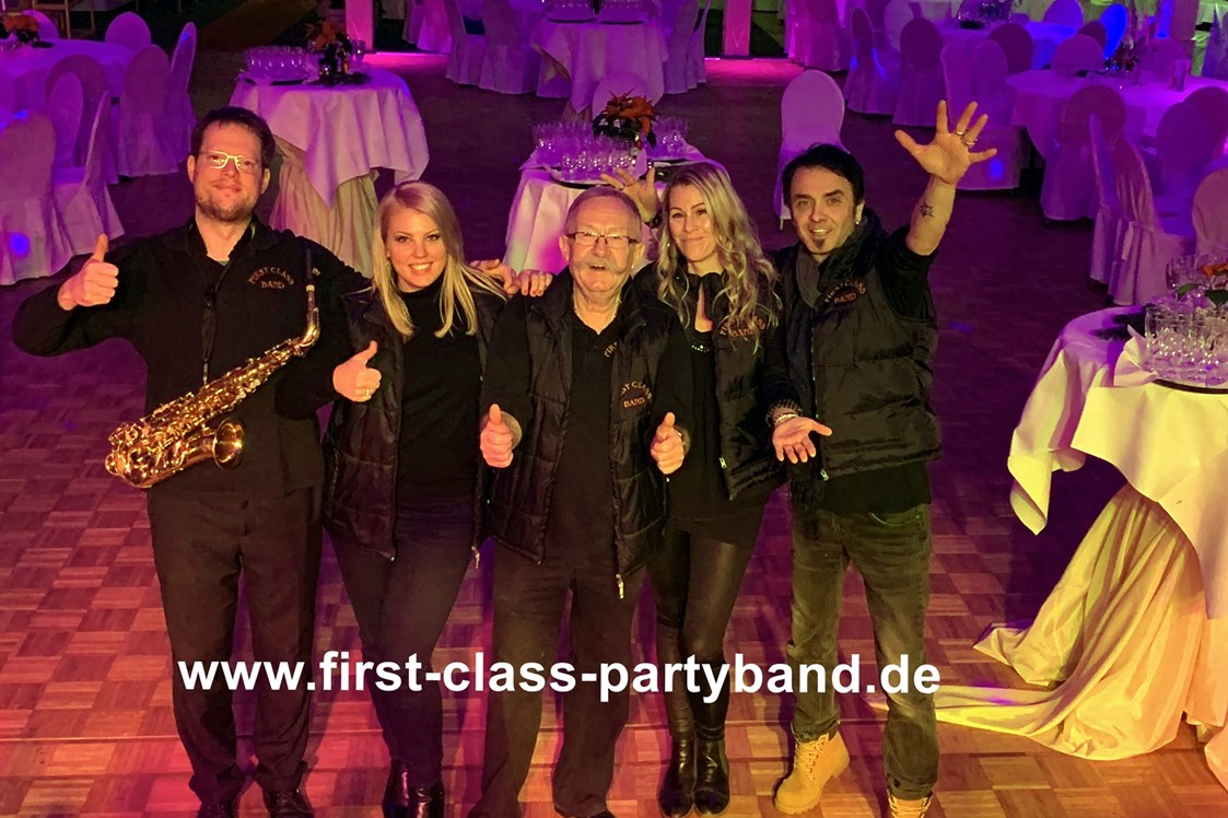 Hochzeitsband: FIRST CLASS PARTYBAND 
Music For All Generations 
LIVE is LIVE   - FIRST CLASS PARTYBAND Music For All Generations - Coverband, Hochzeitsband, Partyband 