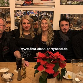 Hochzeitsband: FIRST CLASS PARTYBAND 
Music For All Generations 
LIVE is LIVE   - FIRST CLASS PARTYBAND Music For All Generations - Coverband, Hochzeitsband, Partyband 