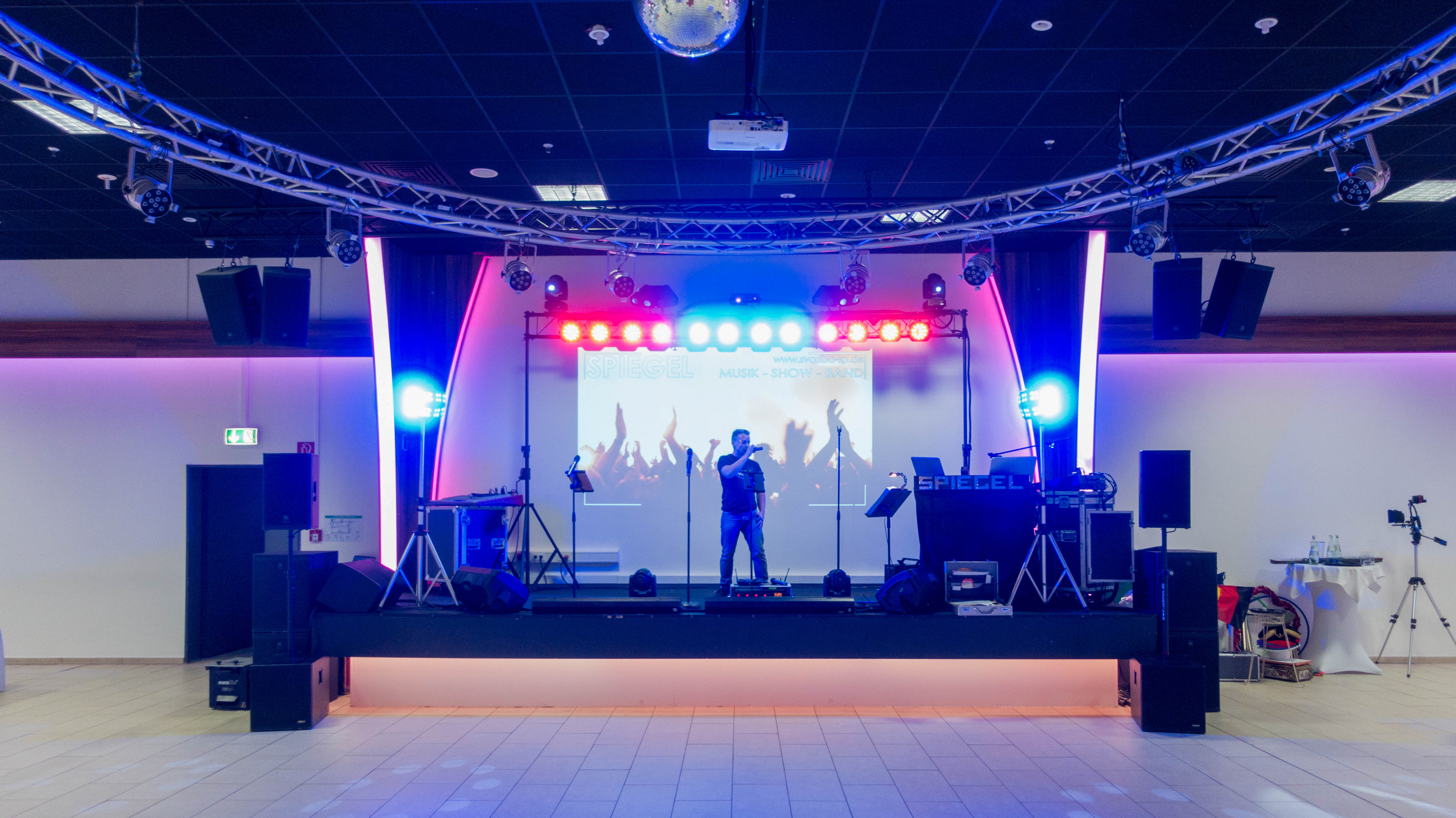 Hochzeitsmusik - PLZ 50667 (Deutschland) - Showband Spiegel - Band und Tamada