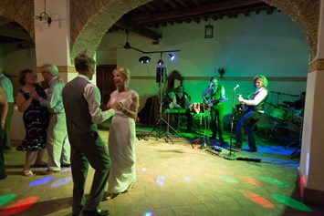 Hochzeitsband: Egal ob drinnen oder draußen, mit uns steppt der Bär. - The Waistcoats - Die internationale Hochzeitsband in Italien