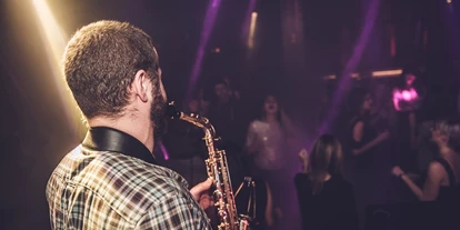 Hochzeitsmusik - PLZ 82538 (Deutschland) - Adrian Planitz am Saxophon - SAXOBEATZ | DJ & Live Saxophon