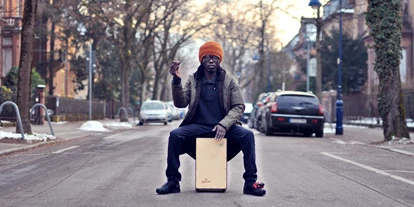 Hochzeitsmusik - Musikrichtungen: Independent - Beuz Thiombane (Percussion) beim Street Shooting Freiburg - Fox & Major